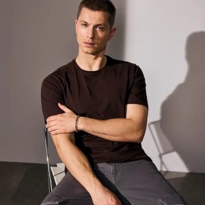 ID Stretch Comfort 0594 vyriški elastingi marškinėliai, mocca spalva, modelis su marškinėliais